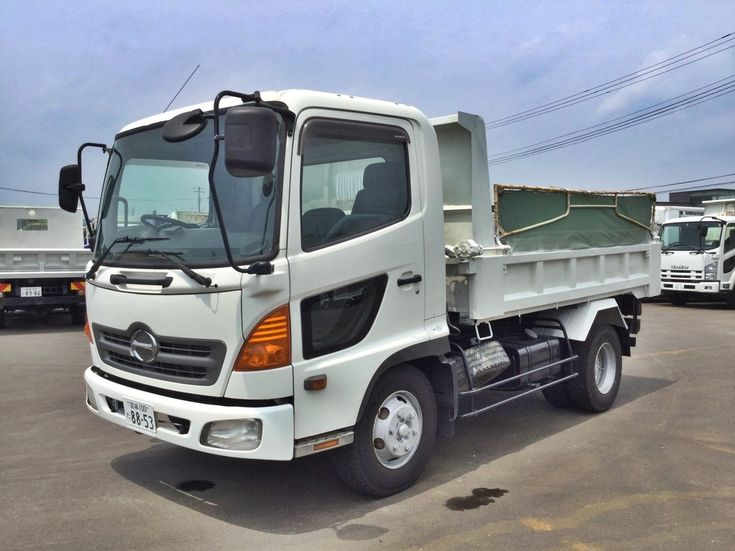 Грузовой автомобиль Hino для доставки пиломатериалов